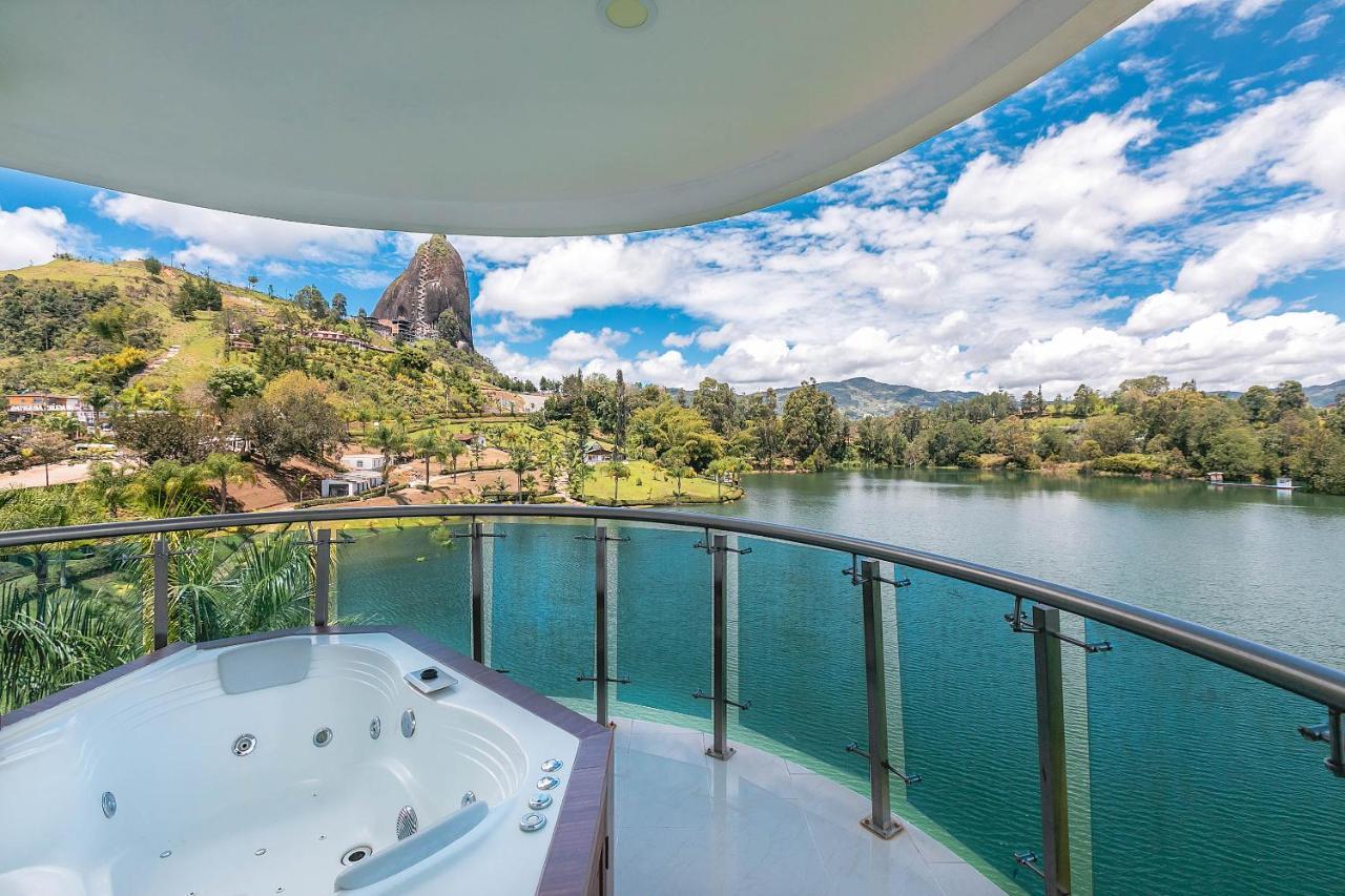 Hotel Los Recuerdos Guatapé エクステリア 写真 View of the lake from the hotel