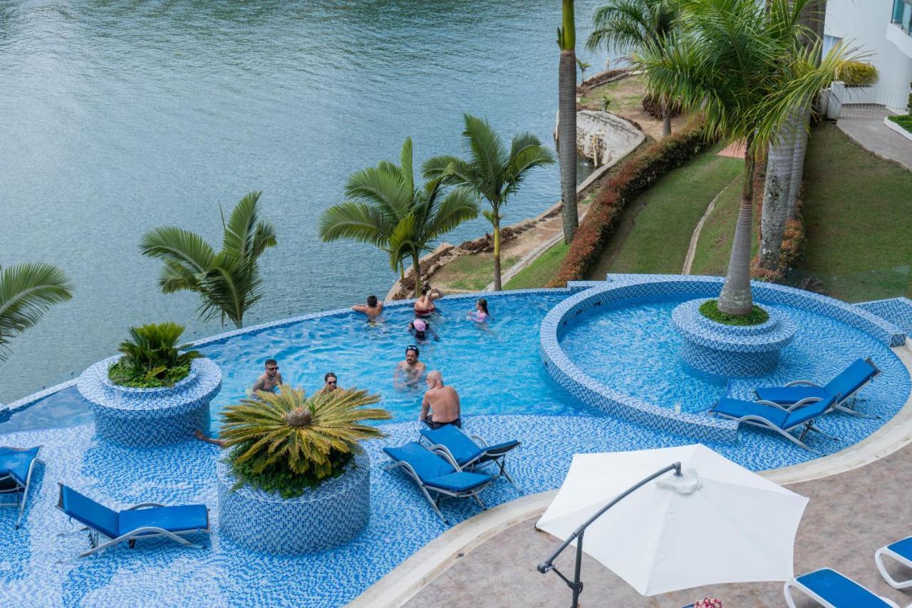 Hotel Los Recuerdos Guatapé エクステリア 写真 Infinity pool at a resort in Acapulco, Mexico
