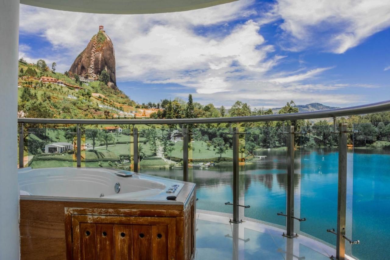 Hotel Los Recuerdos Guatapé エクステリア 写真 View of the lagoon from the hotel