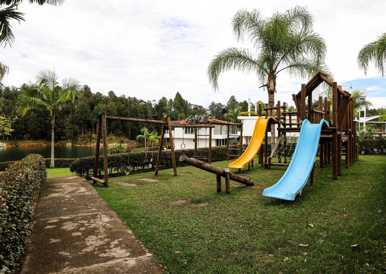 Hotel Los Recuerdos Guatapé エクステリア 写真 Playground in the campus