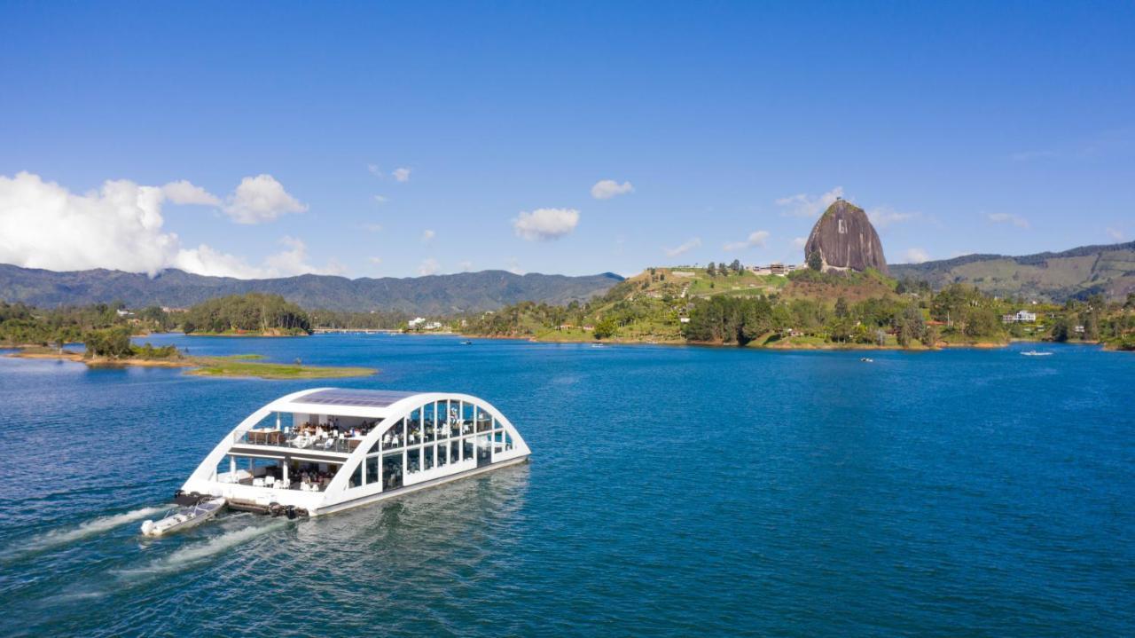 Hotel Los Recuerdos Guatapé エクステリア 写真 The Glass Bottom Boat at Lake Awosika