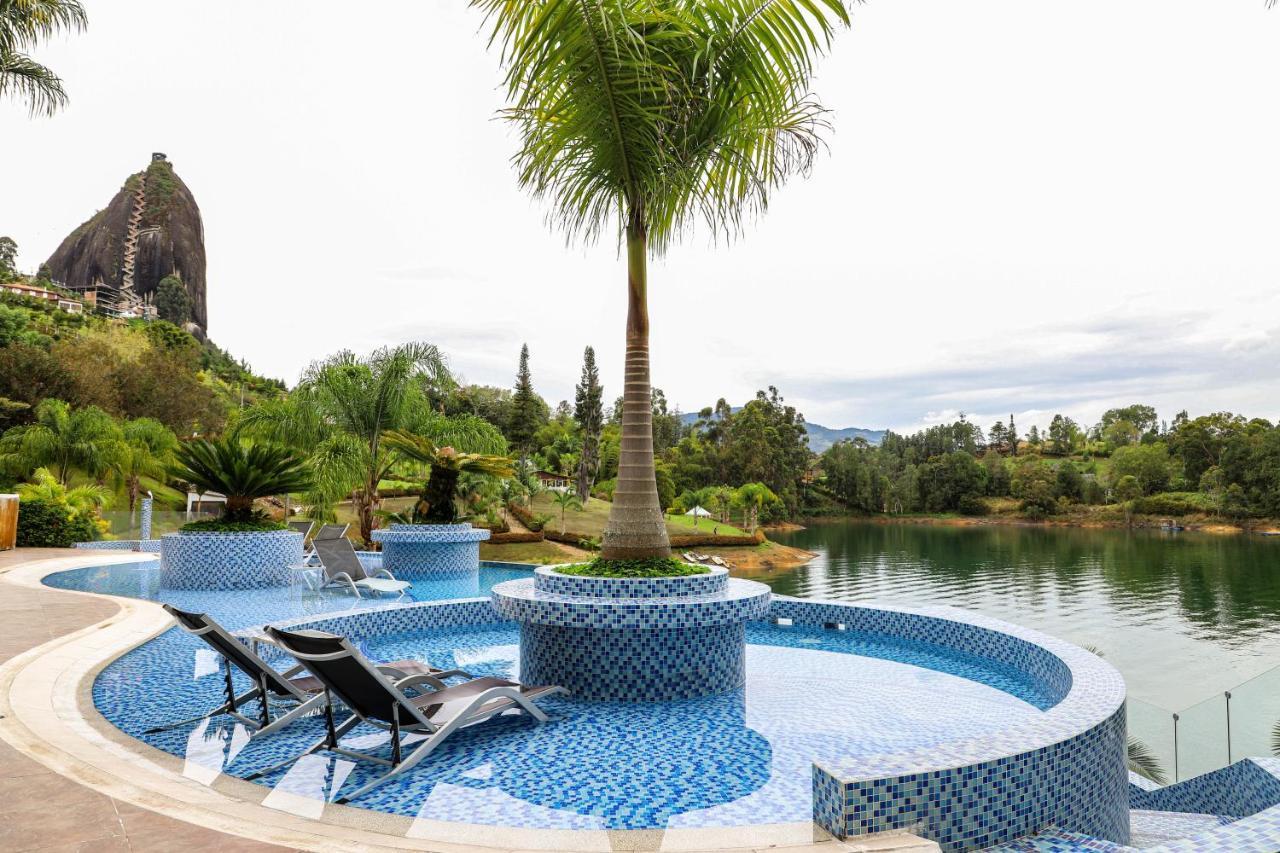 Hotel Los Recuerdos Guatapé エクステリア 写真 The resort's lagoon