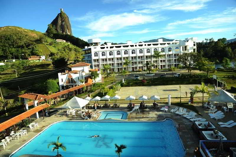 Hotel Los Recuerdos Guatapé エクステリア 写真 The hotel with the Sugarloaf Mountain in the background